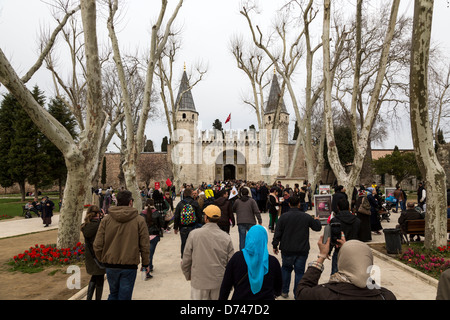 I turisti di fronte al Gate di saluto, ingresso al secondo cortile del palazzo Topkapı, Istanbul, Turchia. Foto Stock