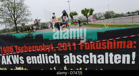 Gli oppositori dell'energia nucleare il blocco di ingresso della centrale nucleare di Neckarwestheim, Germania, 29 aprile 2013. I contestatori ha chiesto un immediato nulcear phase-out e la chiusura dell'impianto. Franziska Kraufmann Foto Stock