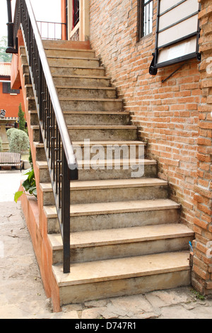 Il vintage stair dal vecchio edificio Foto Stock