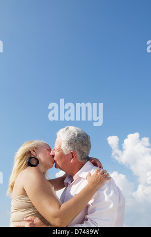 Coppia di anziani in amore, la luna di miele con il vecchio uomo e donna baciare. Spazio di copia Foto Stock