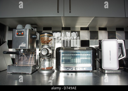 Moderna cucina elettrodomestici (macchina da caffè macinacaffè, tostapane, bollitore) in una cucina contemporanea. Regno Unito, 2013. Foto Stock