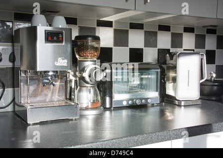 Moderna cucina elettrodomestici (macchina da caffè macinacaffè, tostapane, bollitore) in una cucina contemporanea. Regno Unito, 2013. Foto Stock