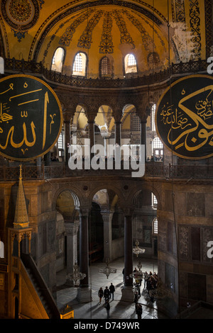 Vista interna dell'Hagia Sophia, che mostra gli elementi islamici sulla sommità della cupola. Foto Stock