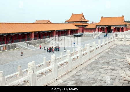 Corte esterna con Houyou Gate (destro) nella Città proibita a Pechino, Cina Foto Stock