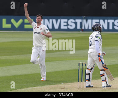 29.04.2013 Chelmsford, Inghilterra. Reece Topley celebra il paletto di Michael Carberry durante la contea di LV Divisione campionato 2 gioco fra Essex e Hampshire dal County Cricket Ground Foto Stock