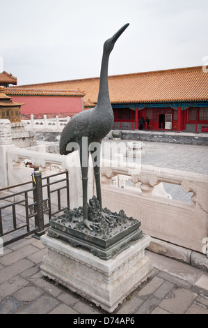 Gru di bronzo statua (simbolo di buona fortuna) nella Città proibita a Pechino, Cina Foto Stock