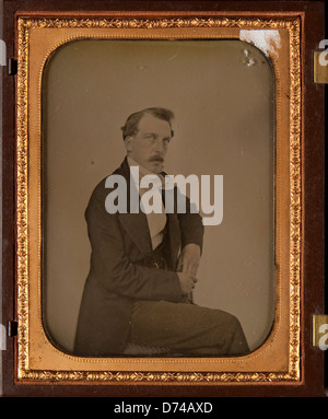Una fotografia ritratto del 1860, che mostra un uomo seduto con i baffi. L'immagine, conservata presso il Museo delle Arti fotografiche, cattura la moda e i costumi sociali dell'epoca. Foto Stock