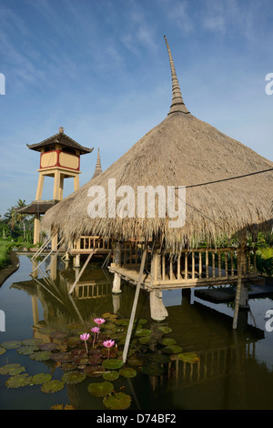 Indonesia Bali Ubud, villaggio degli artisti, ristorante su palafitte Foto Stock