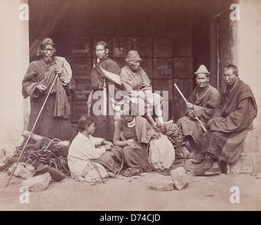 Questa fotografia cattura un gruppo di Bhooteas e nepalesi a Darjeeling, mostrando sia uomini che sette donne impegnati nel lavoro. L'immagine fa parte della collezione Museum of Photographic Arts. Foto Stock