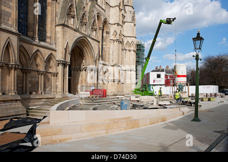 La costruzione della nuova piazza al di fuori del transetto sud della cattedrale di York Minster North Yorkshire England Regno Unito Regno Unito GB Gran Bretagna Foto Stock