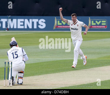 29.04.2013 Chelmsford, Inghilterra. Reece Topley celebra il paletto di Michael Carberry durante la contea di LV Divisione campionato 2 gioco fra Essex e Hampshire dal County Cricket Ground. Foto Stock