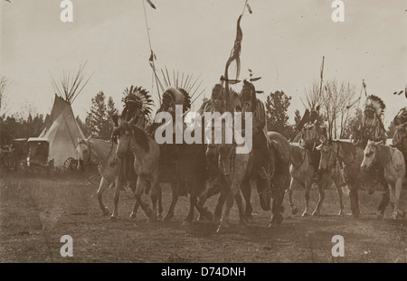 Untitled (Nativi Americani indossare copricapo a cavallo) Foto Stock