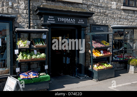 Frutta e verdura fresche in mostra fuori dal negozio indipendente locale Helmsley Town North Yorkshire Inghilterra Regno Unito Gran Bretagna Foto Stock