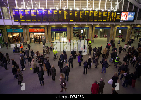 Sala partenze di Kings Cross stazione ferroviaria, London, Regno Unito Foto Stock