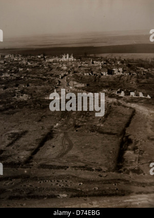 Una fotografia storica di Montfaucon nella regione delle Argonne, che mostra le conseguenze della prima guerra mondiale e il significativo impatto della battaglia sul paesaggio. Foto Stock