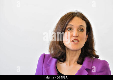 Belfast, Irlanda del Nord. Il 29 aprile 2013. Il segretario di Stato Theresa Villiers risolve un certo numero di anni 15 studenti per contrassegnare il quindicesimo anniversario dell'accordo del Venerdì Santo. Credito: Stephen Barnes/Alamy Live News Foto Stock