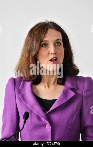 Belfast, Irlanda del Nord. Il 29 aprile 2013. Il segretario di Stato Theresa Villiers risolve un certo numero di anni 15 studenti per contrassegnare il quindicesimo anniversario dell'accordo del Venerdì Santo. Credito: Stephen Barnes/Alamy Live News Foto Stock