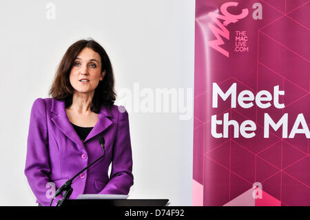 Belfast, Irlanda del Nord. Il 29 aprile 2013. Il segretario di Stato Theresa Villiers risolve un certo numero di anni 15 studenti per contrassegnare il quindicesimo anniversario dell'accordo del Venerdì Santo. Credito: Stephen Barnes/Alamy Live News Foto Stock