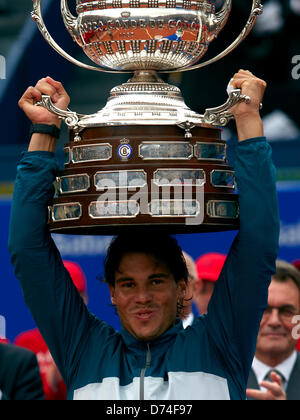 28.04.2013 Barcelona, Spagna. Rafael Nadal di Spagna detiene il Conde Godo trofeo dopo la sconfitta di Nicolas ALMAGRO di Spagna durante il giorno sette del 500 ATP World Tour Barcelona Open Banc Sabadell 2013 gioco finale tra Nicolas ALMAGRO di Spagna e Rafael Nadal di Spagna presso il Real Club de tenis Barcelona Foto Stock