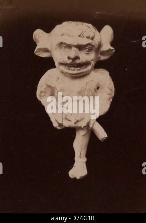 Questa fotografia senza titolo si concentra su un dettaglio architettonico con un gargoyle, scattato al Museum of Photographic Arts L'immagine evidenzia l'intricato design e il simbolismo del gargoyle, una caratteristica comunemente presente nell'architettura gotica. Foto Stock