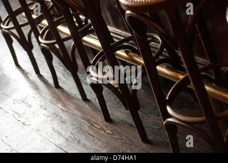 Sgabelli Da Bar in un inglese o pub irlandese Foto Stock