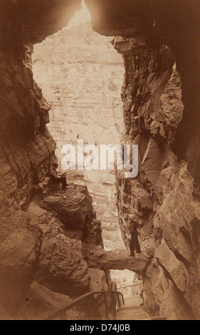 Questa fotografia mostra l'ingresso alla Grotta dei venti, un famoso monumento naturale. La grotta è conosciuta per le sue impressionanti formazioni rocciose ed è stata un sito geologico e turistico significativo. Foto Stock