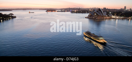 Sunrise a Sydney con lo skyline della citta'. Vista dal ponte del Porto. Foto Stock