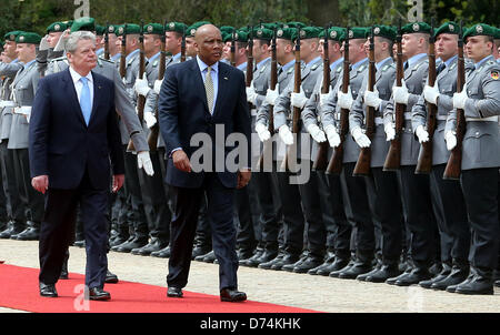 Il Presidente tedesco Joachim Gauck (L) riceve il re del Lesotho, Letsie III., con gli onori militari al Bellevue Palace a Berlino, Germania, 29 Aprile 2013.foto: WOLFGANG KUMM Foto Stock