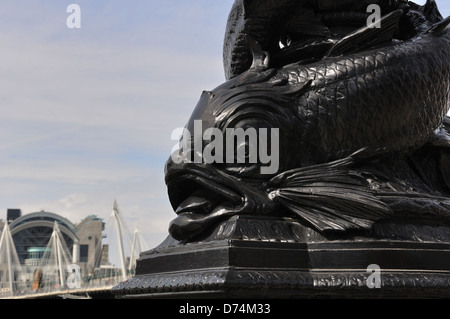 Street decorazioni sobrie con il Golden Jubilee Bridge in background Foto Stock