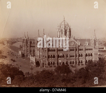 Una fotografia di Victoria Station, un importante centro di trasporto, che mostra le caratteristiche architettoniche e il significato storico della stazione. L'immagine cattura la stazione come una parte chiave della storia dei trasporti di Londra. Foto Stock