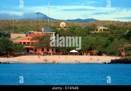 La gente la balneazione su Playa Mann sulla spiaggia di San Cristobal Island, Arcipelago delle Galapagos Foto Stock