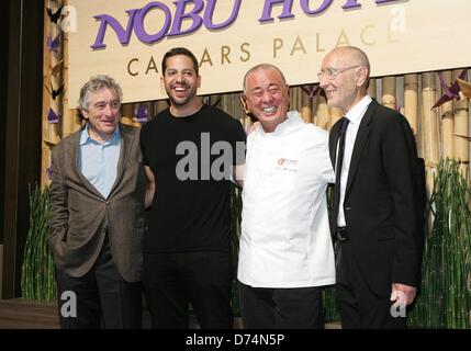 Las Vegas, Stati Uniti d'America. Il 28 aprile 2013. Robert De Niro, David Blaine, Nobu Matsuhisa, Meir Teper a Nobu Hotel Ristorante e Lounge Grand Opening, Giardino degli dèi piscina Oasis Hotel Nobul Caesars Palace Las Vegas NV, Aprile 28, 2013. Foto di: James Atoa/Everett raccolta/Alamy Live News Foto Stock