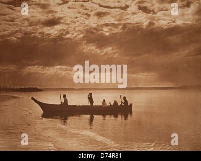 Questa fotografia cattura uno splendido tramonto sullo stretto di Puget, mostrando le acque calme e il cielo vivace tipico della regione. L'immagine mette in evidenza la bellezza naturale di questo luogo iconico, noto per le sue vedute panoramiche e l'ambiente tranquillo. Foto Stock