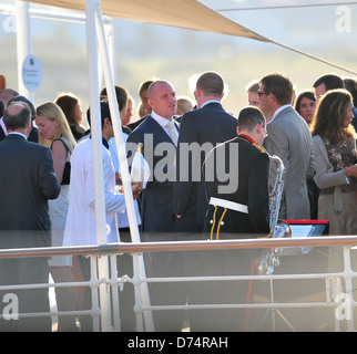 Zara Phillips e fidanzata di Mike Tindall gustare cocktail a bordo del Royal Yacht Britannia alla vigilia del loro matrimonio Edimburgo, Foto Stock