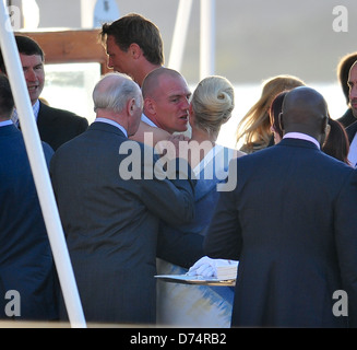 Zara Phillips e fidanzata di Mike Tindall gustare cocktail a bordo del Royal Yacht Britannia alla vigilia del loro matrimonio Edimburgo, Foto Stock