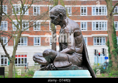 Londra, Inghilterra, Regno Unito. Statua (1968) del Mahatma Gandhi (1869-1948) dalla fredda brillante (1903-99) in Tavistock Square. Foto Stock