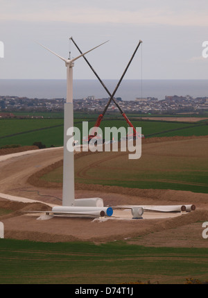 Le turbine eoliche essendo eretto, Cornwall, Regno Unito 2013 Foto Stock