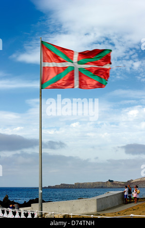 Paesi Baschi bandiera che fluttua nel vento Foto Stock