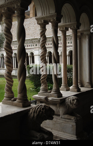 Arcibasilica di San Giovanni in Laterano. Dettaglio del chiostro, in stile cosmatesque opera dalla famiglia Vassalletto. Roma. L'Italia. Foto Stock