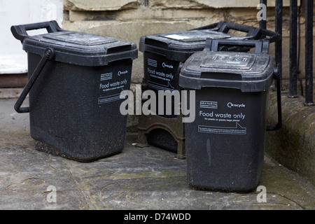 Rifiuti alimentari solo contenitori per il riciclaggio pronti per la raccolta al di fuori delle proprietà di Bath, Somerset UK, ad aprile Foto Stock