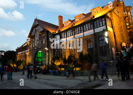 I turisti di fronte ad un edificio governativo, Municipio di Shimla, Himachal Pradesh, India Foto Stock