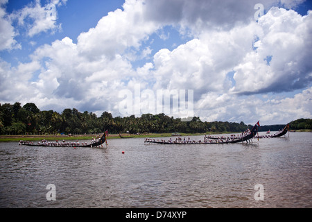 Snake boat race sul fiume Pampa al Festival di Onam, Aranmula, Kerala, India Foto Stock