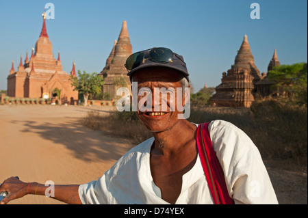 Ritratto di vecchio uomo birmano con templi di Bagan in background del Myanmar (Birmania) Foto Stock
