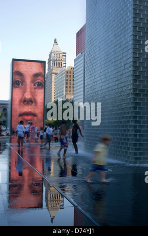 Fontana di corona (©JUAME da Plensa a 2004) il Millennium Park di Chicago, Illinois, Stati Uniti d'America Foto Stock