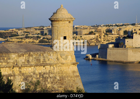 Vista del Grand Harbour e la sentinella post di San Pietro e San Paolo Counterguard una grande a due livelli la piattaforma di artiglieria costruito nel 1640 al fine di fornire una protezione aggiuntiva per La Valletta terra anteriore. Isola di Malta Foto Stock