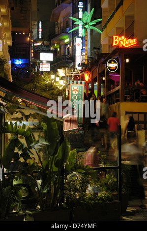 Persone appendere fuori a notte nel quartiere di Paceville fortemente popolato di locali notturni e bar e si trova ad ovest di San Julian a Malta Foto Stock