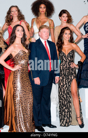 Amelia Vega, Donald Trump, Dayanna Mendoza Donald Trump pone con ex Miss Universo vincitori per il fotografo Fadil Berisha Foto Stock