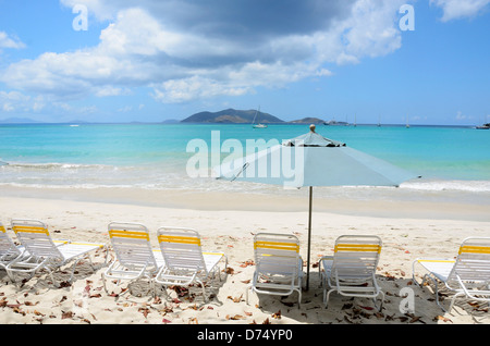 Sedie a sdraio in giardino di canna Bay, Tortola, Isole Vergini Britanniche Foto Stock