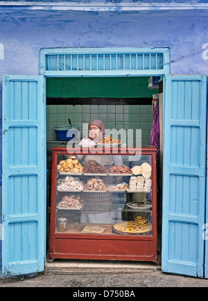 Donna baker a Chefchaouen Marocco Foto Stock