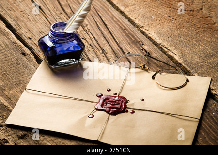 Inchiostro blu inkwell e la busta con il sigillante rosso Foto Stock